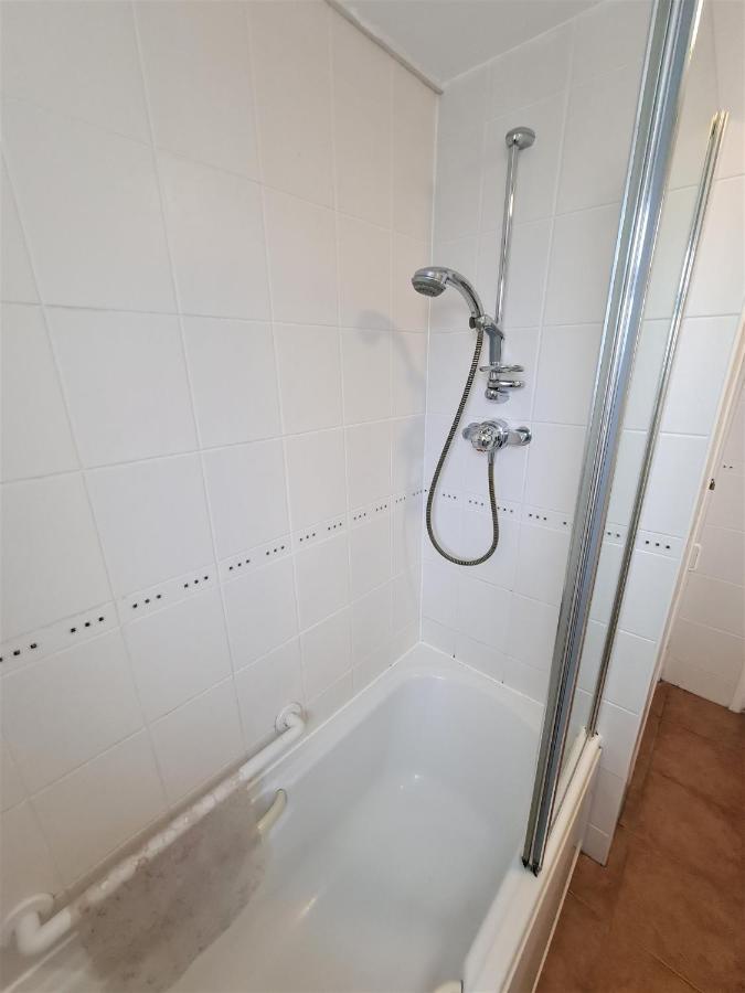 3 Bedroom Apartment Coventry - Hosted By Coventry Accommodation Exterior photo