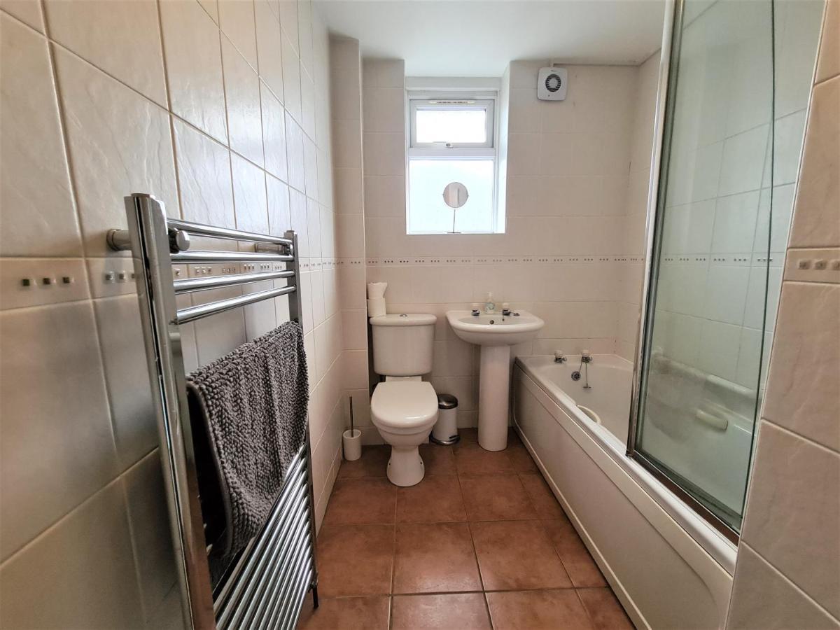 3 Bedroom Apartment Coventry - Hosted By Coventry Accommodation Exterior photo