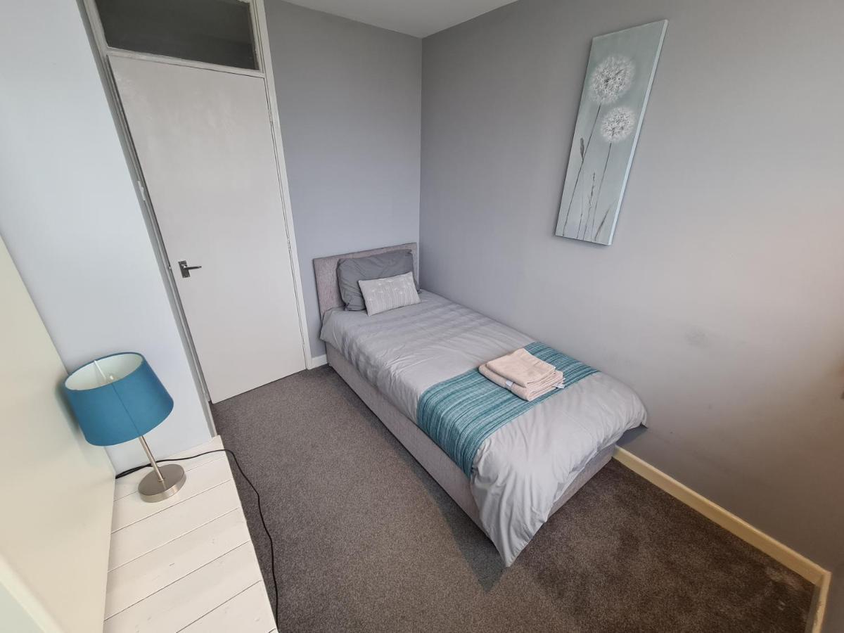 3 Bedroom Apartment Coventry - Hosted By Coventry Accommodation Exterior photo